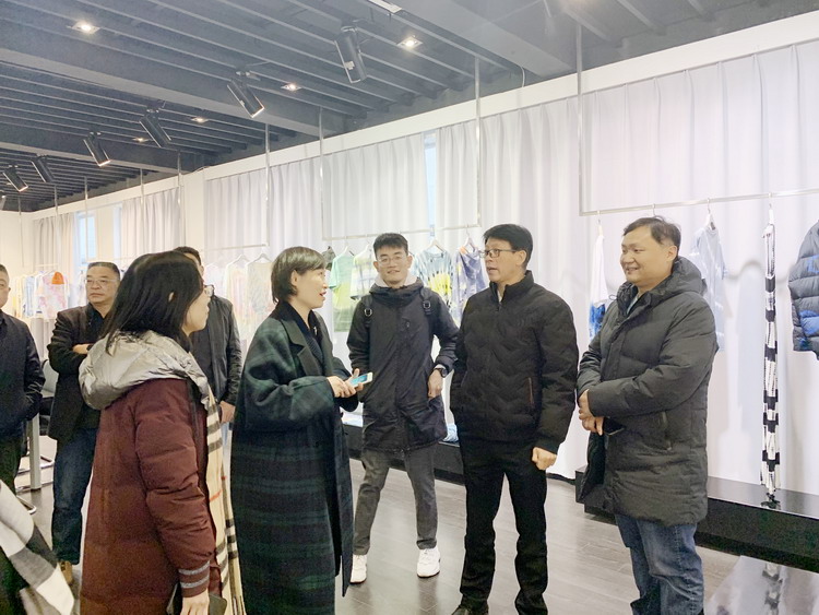 中國(guó)紡織品進(jìn)出口商會(huì)、海安市商務(wù)局領(lǐng)導(dǎo)一行來(lái)訪華藝調(diào)研.jpg