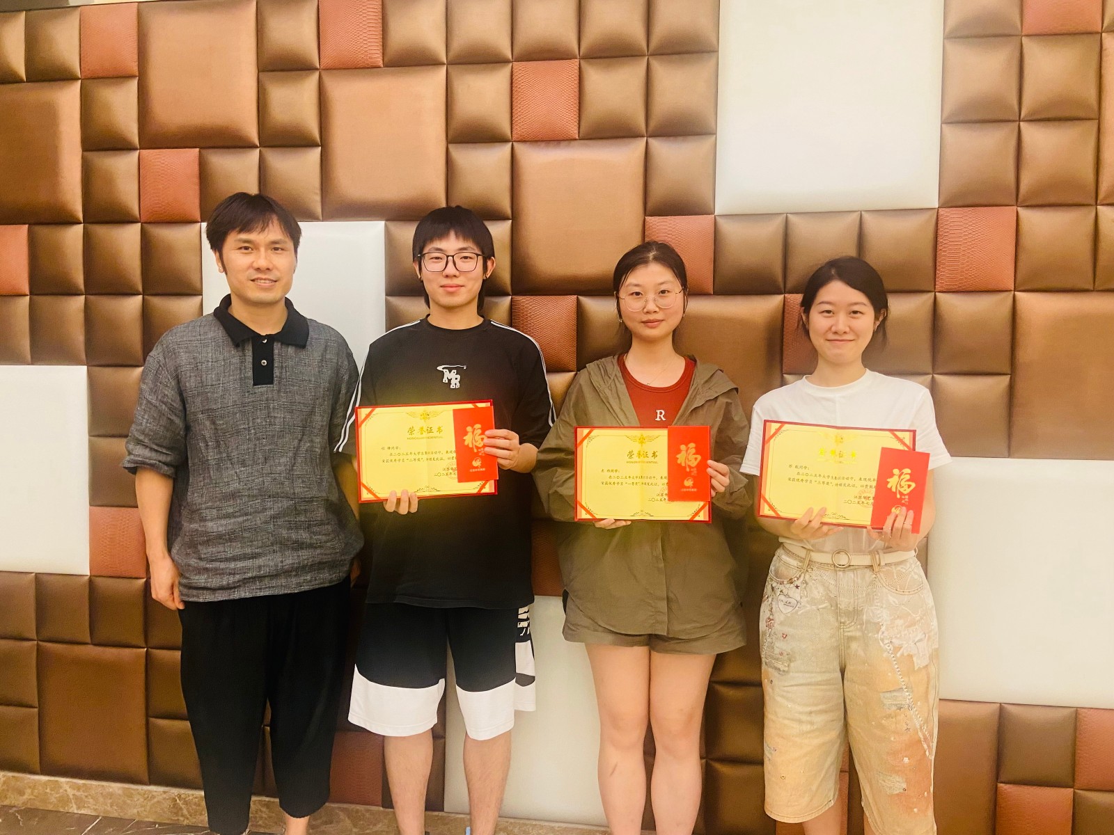 1752482022.jpg 榮譽(yù)表彰.jpg